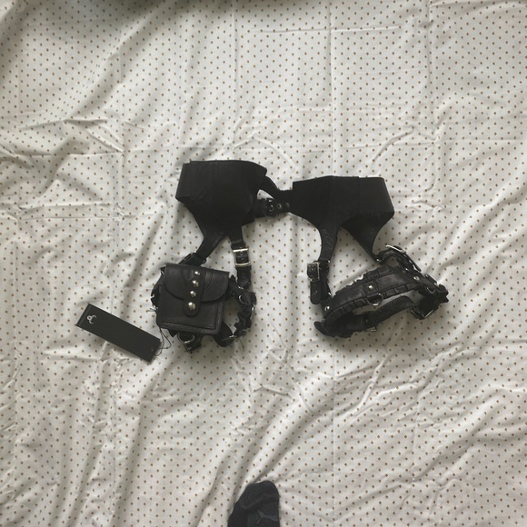 Skin graft garter belt - Picture 2 of 5